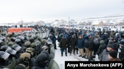 Баймакта колониягә хөкем ителгән активист Фаил Алсыновны хуплап узган каршылык чарасы. 17 гыйнвар 2024 ел