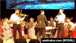 Байрам Долыев (скрипка) и Сырхан Батыров (кларнет). август 2022 г.