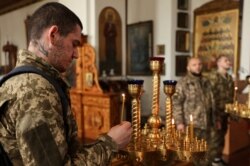 Военнослужащие ВСУ в церкви в Славянске на Донбассе. Пасха. 24 апреля 2022 года