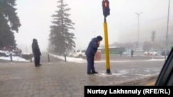 Қаңтар құрбандарын еске алу шарасы қарсаңында Республика алаңы маңында жүрген полиция қызметкері. Алматы, 5 қаңтар 2023 жыл.
