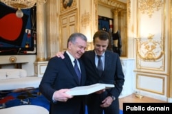 Özbegistanyň prezidenti Şawkat Mirziýoýew we Fransiýanyň prezidenti Emmanuel Makron. Pariž, 2022-nji ýylyň 22-nji noýabry