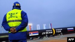 Radnik kod cevi koje su bile zavarene u znak početka radova na "Južnom toku" u Srbiji, 24. novembar 2013.