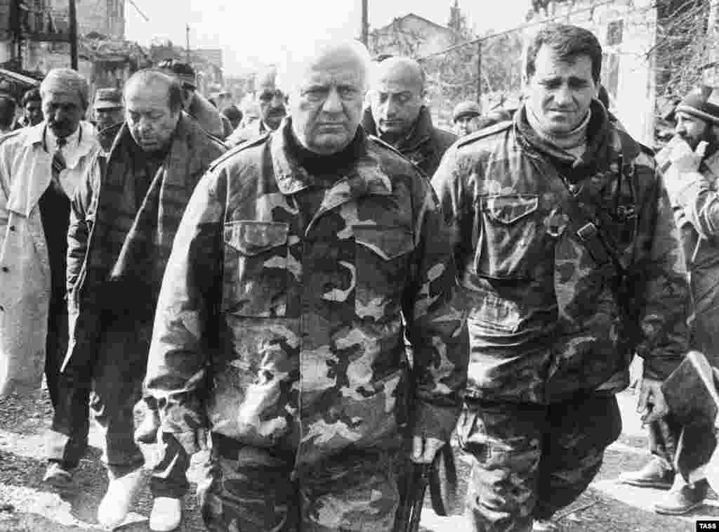 Prezident Eduard Şewardnadze gürji-abhaz urşunyň bolan sebitlerini aýlanýar. 1993 ý.