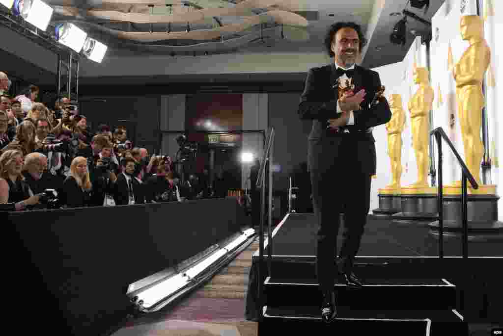 Alejandro G. Inarritu drži Oskara za najbolji film Birdman. Film je još osvojio Oskara za režiju, scenario i najbolju kameru.
