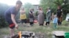 В отсутствие газа жители Оша вынуждены готовить еду на костре. 3 июня 2014 года.
