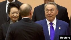 Prezident Wladimir Putin gazak prezidenti Nursoltan Nazarbaýew bilen gürleşýär. Şanhaý, 20-nji maý, 2014.
