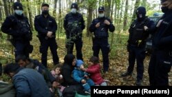 Ірацкія мігранты, затрыманыя польскімі памежнікамі ў ваколіцах Гайнаўкі. Кастрычнік, 2021