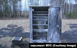 Спаленая падчас дыверсіі рэлейная чыгуначная шафа ля станцыі побач з Асіповічамі, архіўнае фота