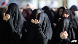 Ирактын Жогорку Ислам кеңешинде аялдар Айт күнү дуба беришүүдө. 9-август 2013