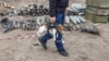 Неексплодирана граната подалеку од уништениот тенк во близина на Мотижин, село западно од Киев, на 10 април.
