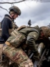 Військовослужбовці 25-ї Січеславської повітрянодесантної бригади ЗСУ ведуть вогонь з реактивної системи залпового вогню БМ-21 «Град» поблизу Покровська, 19 квітня 2025 року