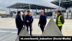 Завод будматеріалів у Сімферопольському районі виготовляє протитанкові бетонні загородження для армії РФ під час її війни з Україною