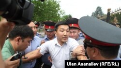 "Тезекпром" акциясынын катышуучуларын милиция кармап кетүүдө. Бишкек. 9-июнь, 2014-жыл. 