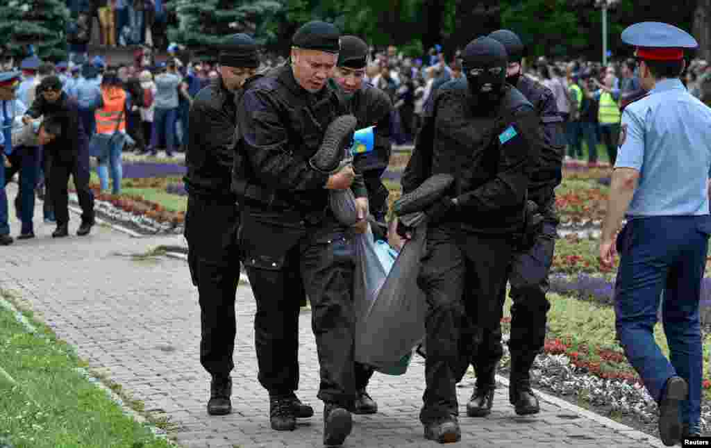Арнайы жасақ "Астана" алаңында наразылыққа шыққан тұрғынды ұстаған сәт. Алматы, 9 маусым 2019 жыл. 