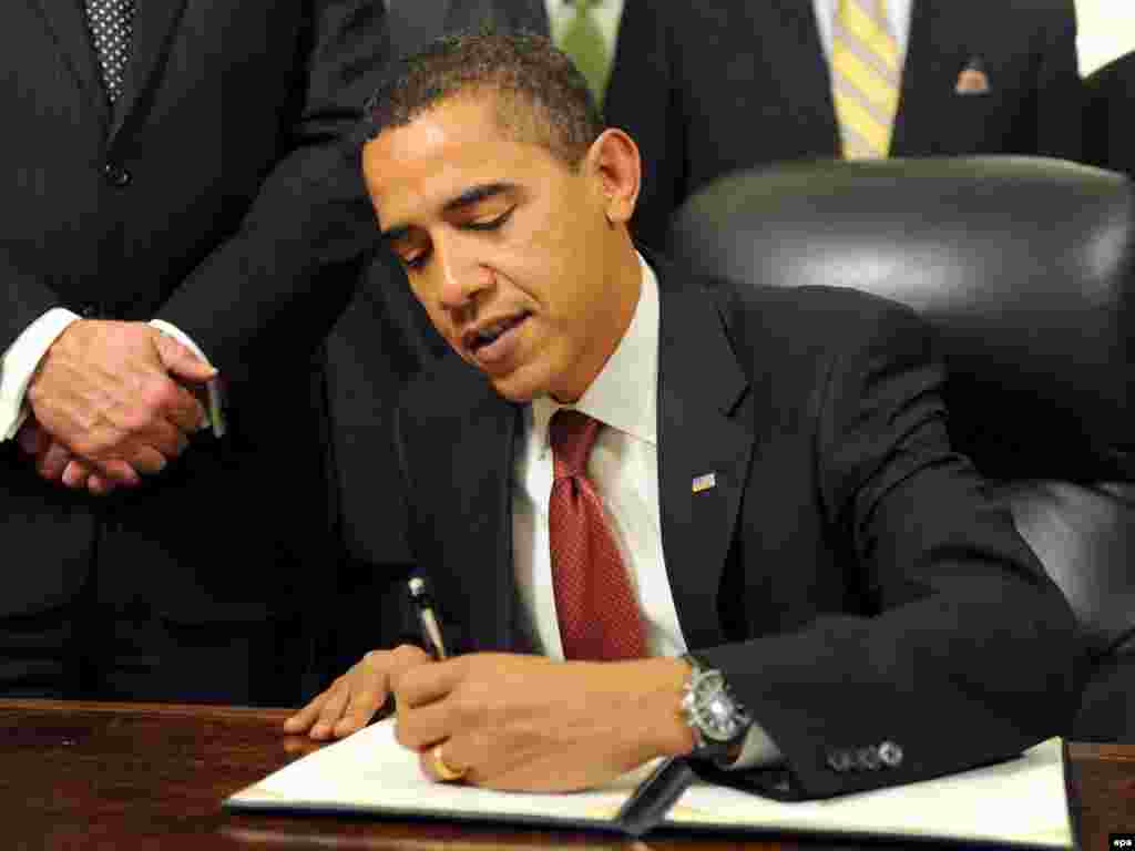 Američki predsjednik Barack Obama potpisuje drugi od tri izvršnih naloga za zatvaranje zatvora Guantanamo, Bijela Kuća, Washingtonu, 22.01.2009.