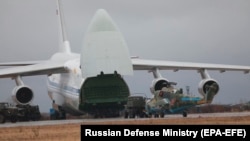 Ан-124 "რუსლანი" - სატრანსპორტო თვითმფრინავი, რომელიც სსრკ-ში კიევის ანტონოვის საკონსტრუქტორო ბიუროში შეიქმნა, მსოფლიოში ერთ-ერთი უდიდესი სერიული სატვირთო თვითმფრინავია. მას შეუძლია 150 ტონამდე ტვირთის გადატანა.