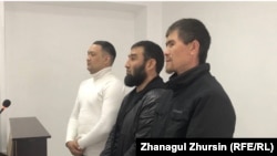 Қаңтар оқиғасы кезінде "Ақтөбе әужайын басып алмақ болған" Мәди Жұмабек (ақ киімді) , Нұралы Шахкөзов (ортада) пен Елхат Қосыбаев сот шешімін тыңдап тұр. Ақтөбе қаласы, 5 шілде 2022 жыл