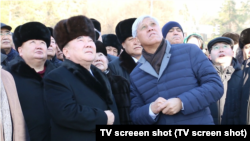 Болат Назарбаев (солдогу), ошол кездеги Алматы облусунун акими Амандык Баталов (оң жактагы) президент Нурсултан Назарбаевдин эстелигинин ачылышында. Талдыкоргон, 2016-жыл, 30-октябрь.