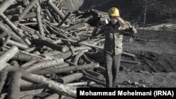 یک کارگر معدن در ایران