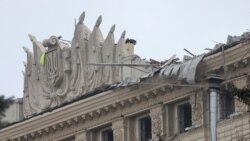 Vrh zgrade administrativne uprave u Harkovu nakon granatiranja ruskih snaga, 1. mart 2022.