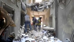Spasioci u jednoj od zgrada u centru Harkova nakon granatiranja ruskih snaga, 1. mart 2022.