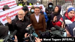 "Кактус медиа" жана “Клооп” басылмаларынын алдында өткөн митинг 