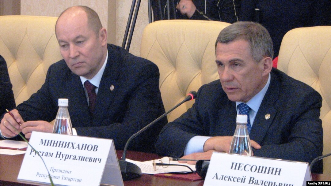 Tatarstan's President Rustam Minnikhanov (right) in Simferopol on March 5.