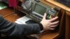 Партійна дисципліна і довіра до політичних сил в Україні. 43 скандали з участю народних депутатів
