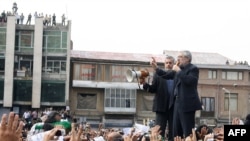 اشپیگل می‌نویسد: موسوی ناخواسته به قهرمان یک انقلاب تبدیل شده است.