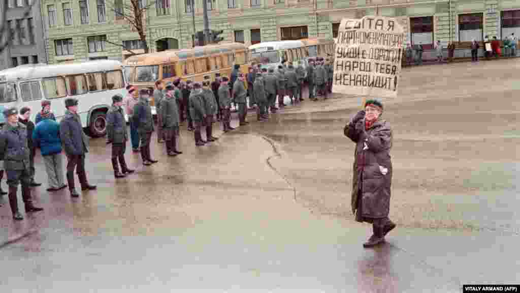 Литва СССР құрамынан шығатынын жарияланғаннан кейін Вильнюс қаласындағы телеорталықты совет әскерінің басып алуына наразылық білдіріп шеруге шыққан әйел "Тойынған партноменклатура, жолды босат! Халық сені жек көреді!" деген жазу ұстап тұр. Мәскеу, 13 қаңтар 1991 жыл.