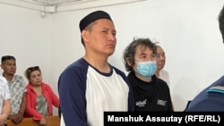 Қаңтар оқиғасына байланысты айыпталған алматылық Қосай Маханбаев (ортада).