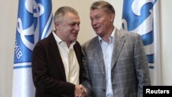 Від часу призначення президентом «Динамо» Ігорем Суркісом (ліворуч) головного тренера Олега Блохіна минуло вже майже десять місяців