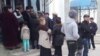 Lebap welaýatynyň Türkmenabat şäherindäki walýuta alyş-çalyş nokatlarynyň birinde dollar satyn almak üçin nobata duran adamlar.