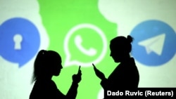 Sanly "courtyard chats" belaruslylara saýlawdan soňky demonstrasiýalaryň ýagdaýyny ara alyp maslahatlaşmak we parahatçylykly nägileligiň täze usullaryny strategiýasyny planlaşdyrmak üçin forumlary hödürleýär.