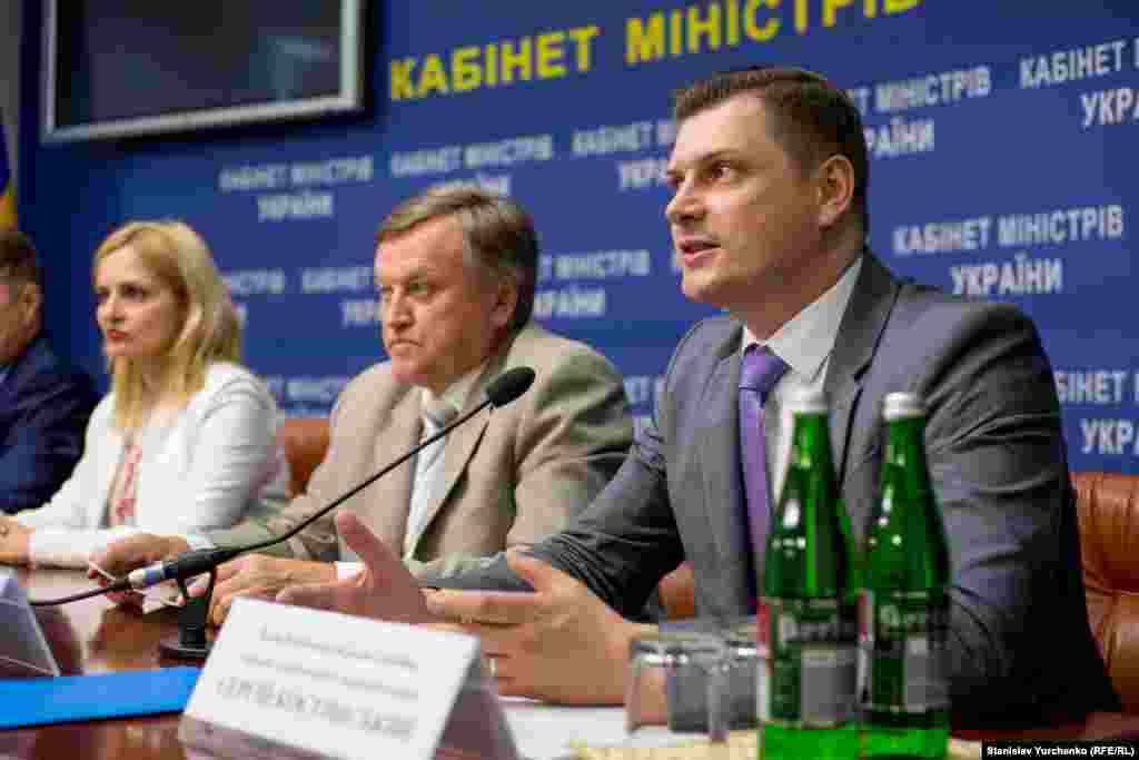 З 3 жовтня в ефірі Радіо Крим.Реалії виходитиме програма «Кримський пармезан». Вести її будуть Олександр Янковський, Павло Казарін і Севгіль Мусаєва-Боровик