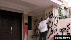 شعارنویسی روی دیوار خانه مهدی کروبی
