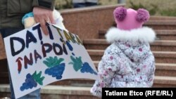 La protestul mamelor din faţa Parlamentului, 21 februarie 2015