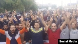 صحنه‌ای از اعتراضات کارگران هفت تپه؛ اسماعیل بخشی (نفر وسط) در صف اول است