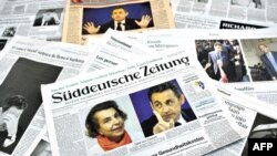 Ýewropanyň esasy gazetleriniň baş sahypasyny fransuz prezidenti Nikolýa Sarkoziniň, Fransiýada iň bir baý aýal hasaplanylýan Liliane Bettenkortyň we Fransiýanyň zähmet ministri Erik Woersiň suratlary gurşap aldy, iýul, 2010-njy ýyl.
