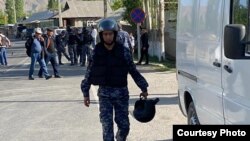 Batken sebitiniň ýerli häkimiýetleri 13,500 gyrgyzyň serhet ýakasyndaky obalardan ewakuasiýa edilendigini aýtdy. 