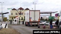 КПП на границе между Туркменистаном и Узбекистаном 