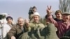 Рабочие снимают статую Ленина с пьедестала. Бухарест, Румыния, 5 марта 1990 года.