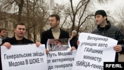 Магомед Хазбиев (в центре)