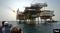 تنش در روابط جمهوری اسلامی با قدرت های مهم جهان، رغبت شرکت های بین المللی را برای سرمایه گذاری در ایران به گونه ای چشمگیر کاهش می دهد.