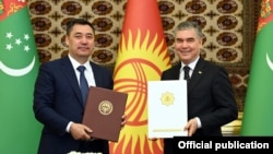 Gyrgyzystanyň prezidenti Sadyr Japarow we Türkmenistanyň prezidenti Gurbanguly Berdimuhamedow