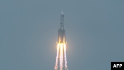 Ракета-носитель «Чанчжэн-5Б» (Chang Zheng5В) высотой в 10-этажный дом и весом в 22 тонны стартовала с китайского космодрома Вэньчан 29 апреля.