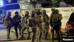 Золингендеги кол салуудан кийин топтолгон коопсуздук күчтөрүнүн өкүлдөрү. 23-август, 2024-жыл. Германия.