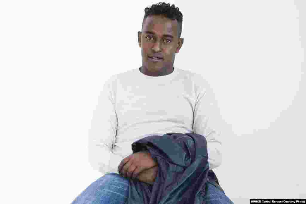 "Bilo je preopasno gubiti vrijeme na pakiranje. Kad su pobunjenici ušli u moje selo u južnoj Somaliji, samo sam zgrabio moju jaknu i istrčao", kaže Abas, koji je utočište našao u Poljskoj. "Jakna je već iznošena, ali mi ne smeta, to je jedina stvar koja me podsjeća na moj prethodni život."