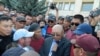 В то время, когда полномочный представитель правительства разговаривал с кредиторами банков, на площадь прибыли около 50-60 конников. Они представились жителями Джети-Огузского района.

