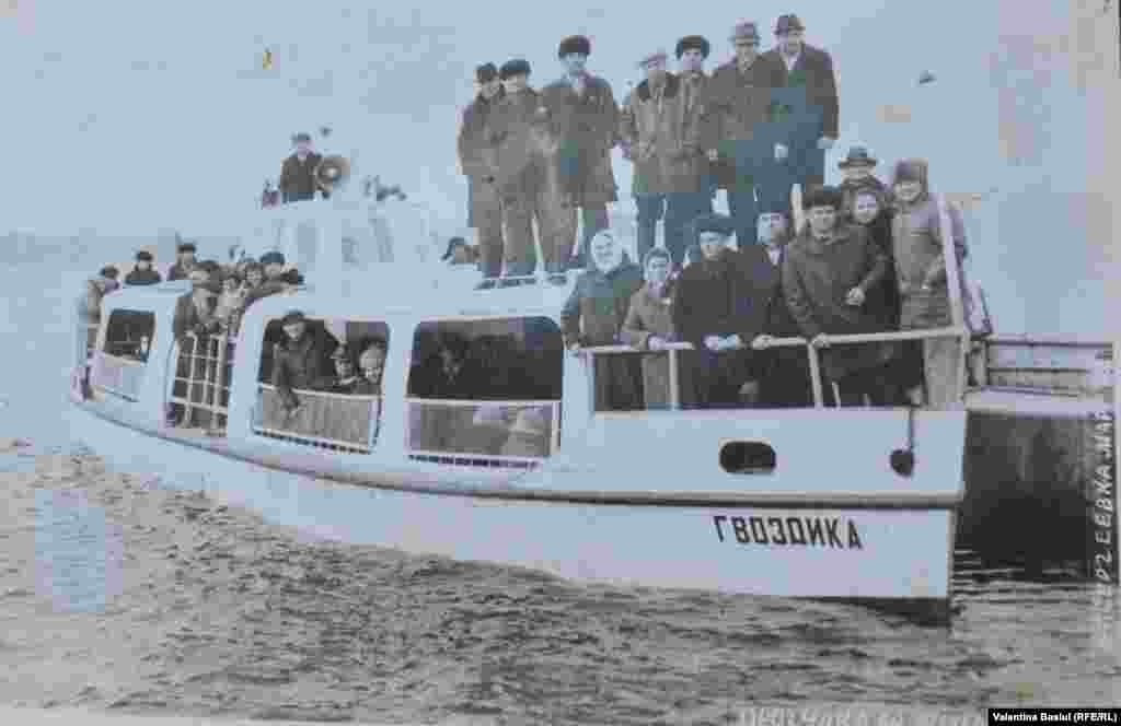 Gheorghe Bivol, veteran de război (rîndul de sus, al treilea din stănga, cu pălărie) la sanatoriu la Odesa, 1978